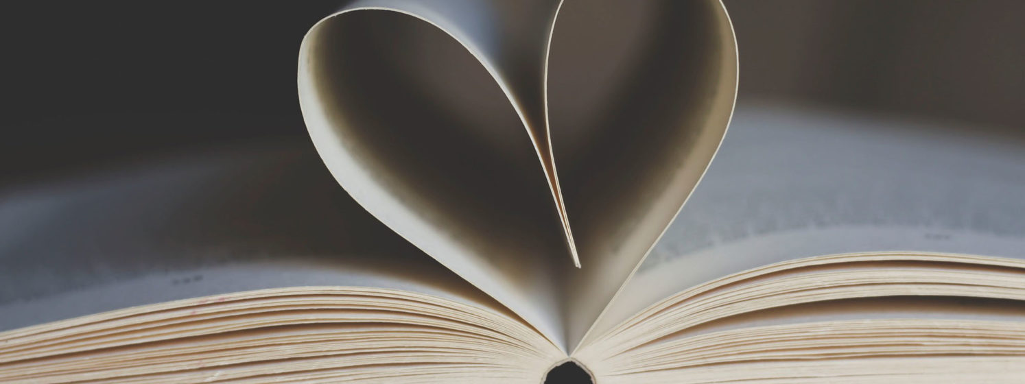 Kirja, jonka sivut on taitettu sydämeksi.