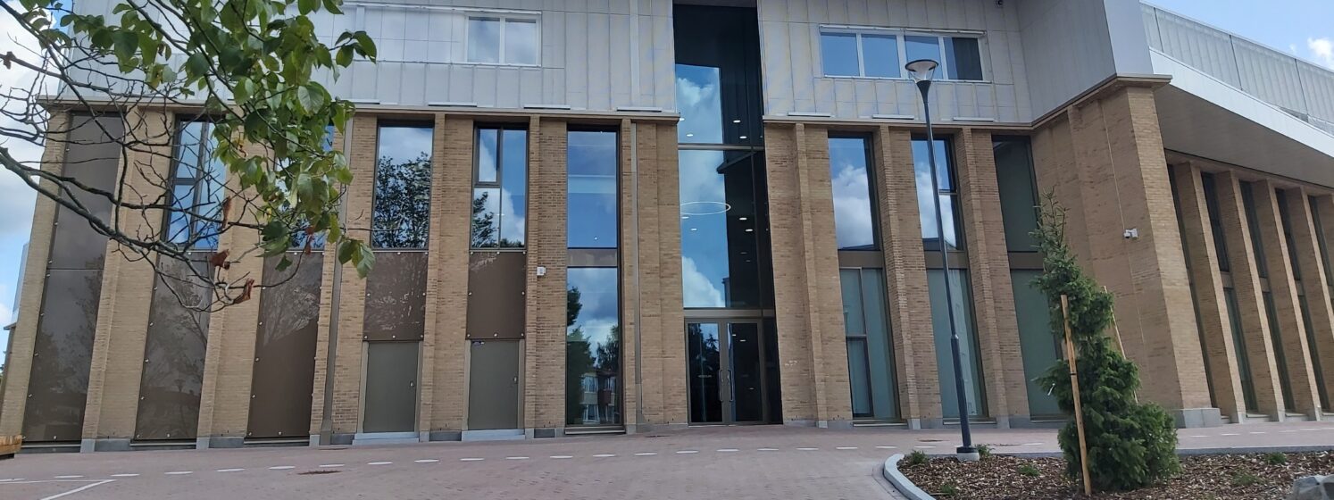 Heinolan lukion julkisivu