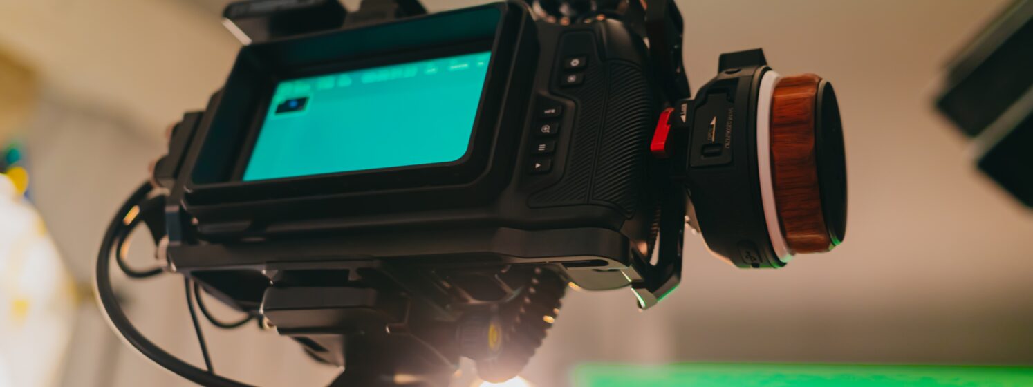 media-alan studio kuvausvälineineen ja vihreä kangas taustalla