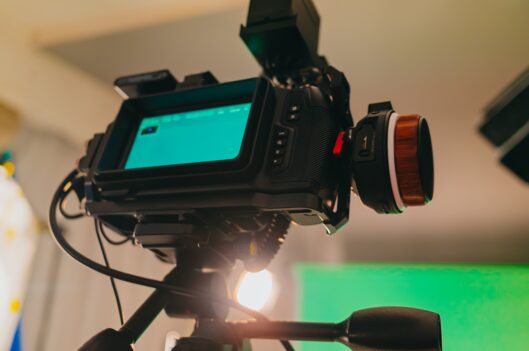 media-alan studio kuvausvälineineen ja vihreä kangas taustalla