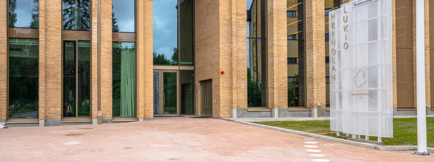 Lukion sisäänkäynti