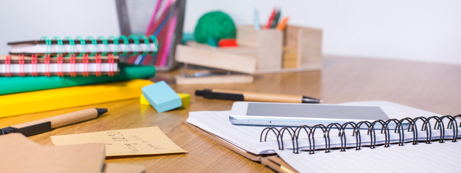 Opiskeluvälineet pöydällä